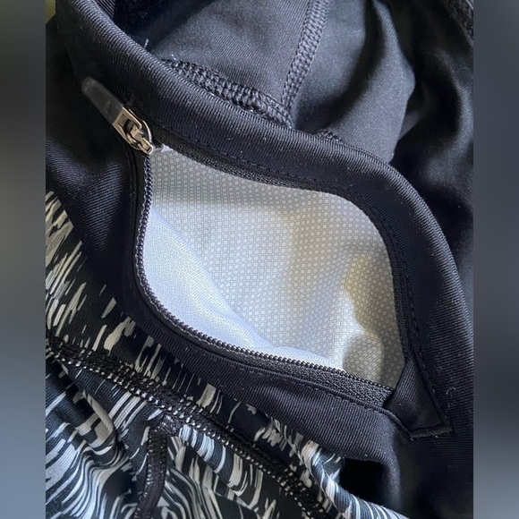 Nike Dri Fit Capri Leggings Black White Gray Mesh Back Cutouts & Pocket Medium - Picture 8 of 11